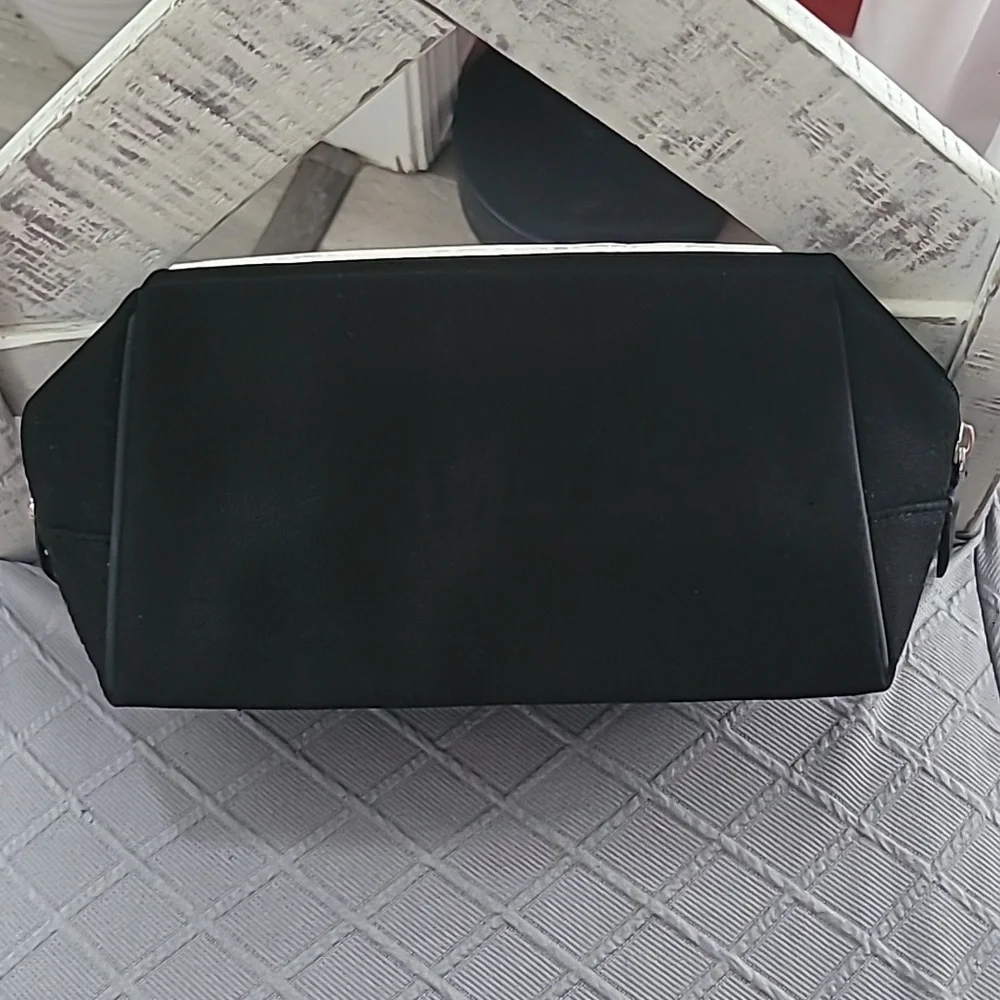 BURBERRY 💯 Authentic Cosmetic Zippered Pouch NEW